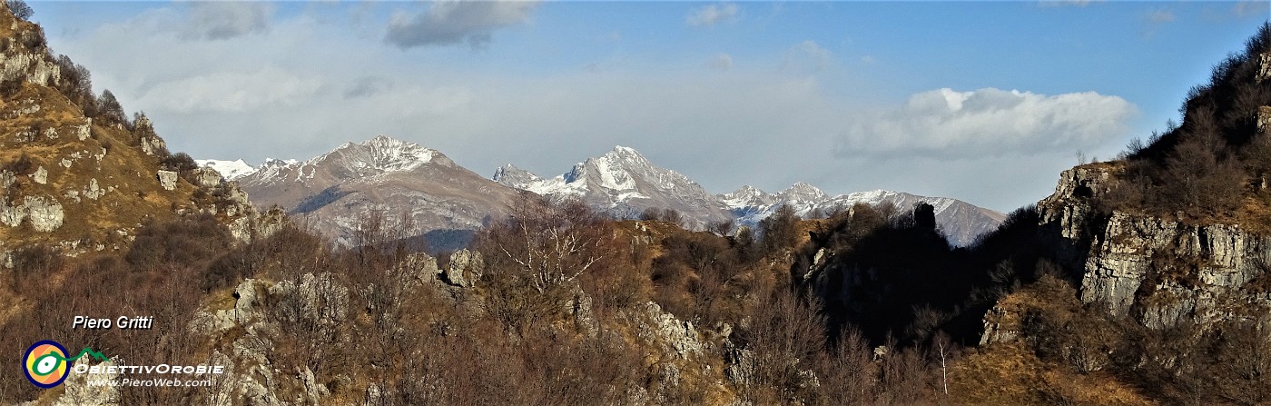 57 Tra Castel Regina e Foldone vista verso da sx Menna, Arera, Grem,....JPG -                                